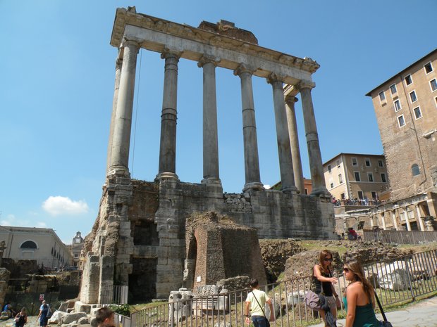  vue en contreplongée du Temple de Saturne